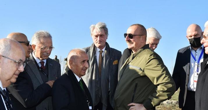 Prezident və xanımı Qlobal Bakı Forumunun Şuşaya səfər edən iştirakçıları ilə bir arada