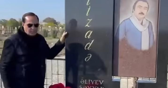 Manaf Ağayev Səyyadın məzarı başında...-