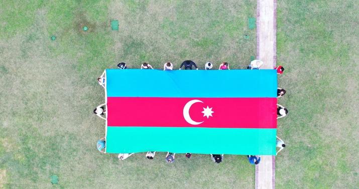 Cıdır düzündə dalğalanan bayrağımız Dubayın mərkəzində -