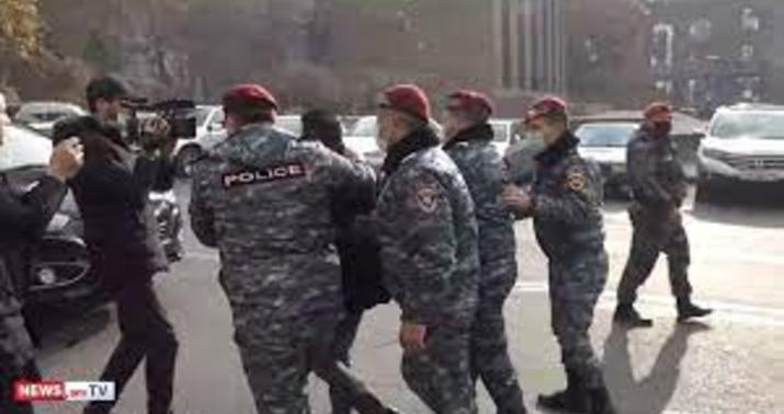 Etirazçılar Ermənistan XİN-in binasına daxil oldu -