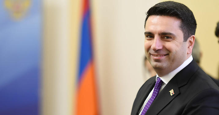 Ermənistan parlamentində kreslo qalmaqalı: