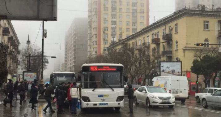 İctimai nəqliyyatdan kimlər pulsuz istifadə edir: