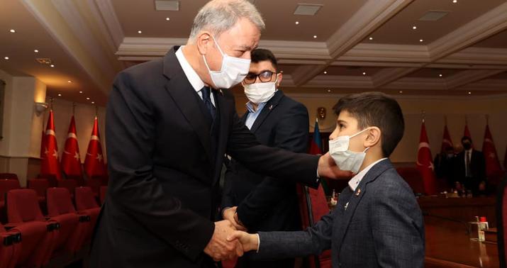 Hulusi Akar Qarabağ şəhidinin ailə üzvləri ilə görüşdü -