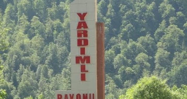 Yardımlıda avtomobil dərəyə aşdı -