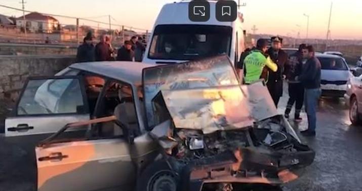 Yevlaxda avtomobillər toqquşdu -