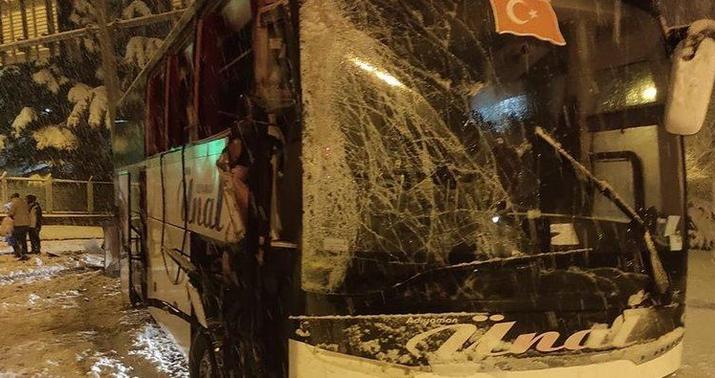 Avtobus maneəyə çırpıldı -