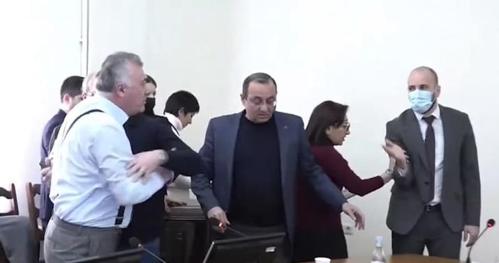 Parlamentin komissiya iclasında dava: