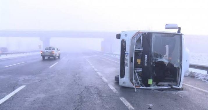 İstanbulda polisləri aparan mikroavtobus aşdı -