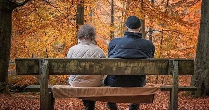 “Evin pərdəsini açıb-bağlayır, mənə işarə verirdi...” –