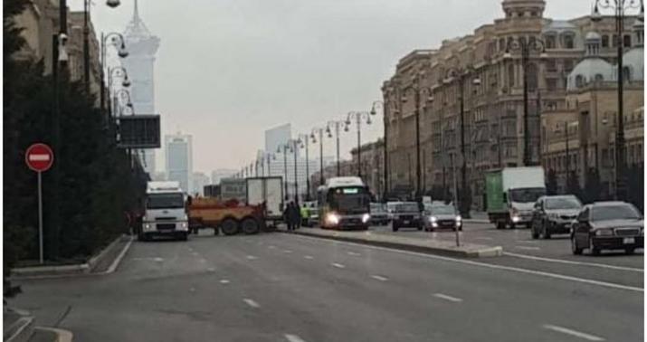 Bakıda TIR-ların bağladığı yollar açıldı -