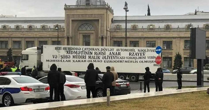 Yolu bağlayan yük avtomobilləri ilə bağlı -