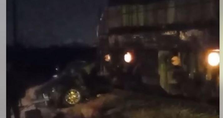 Paytaxtda teplovoz avtomobillə toqquşdu, ölən var -