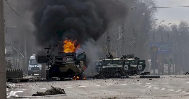 Ukrayna artilleriyası rus tanklarını belə vurur -