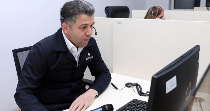 Baş direktor “Azəriqaz”ın Çağrı mərkəzinə gələn zəngləri cavablandırdı