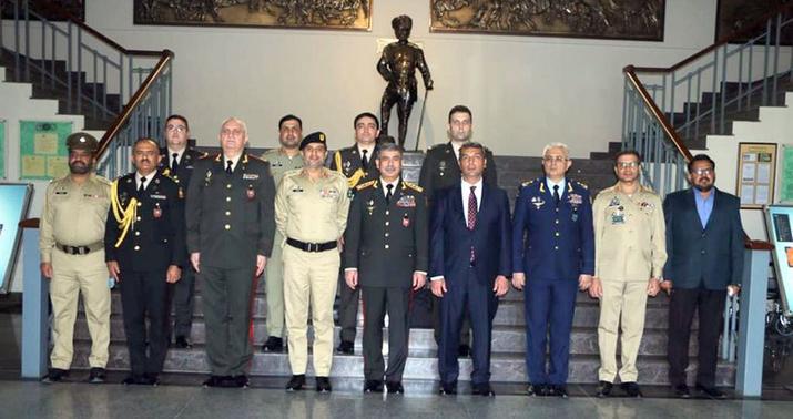 Müdafiə naziri Pakistan Ordu Muzeyini ziyarət etdi