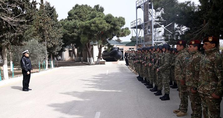 Kontr-admiral təlimdə iştirak edəcək heyətin hazırlığını yoxladı -