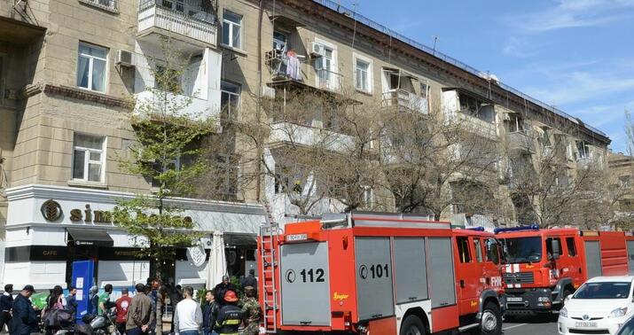 Bakıda hadisə yerinə iki yanğın söndürən maşın gəldi -