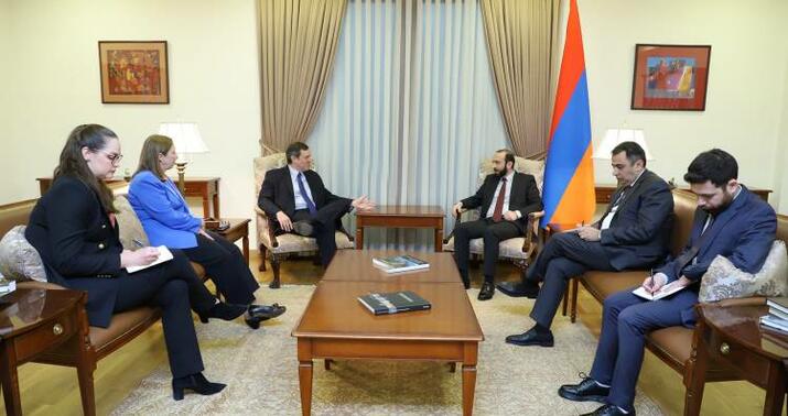 Amerikalı həmsədr İrəvanda –