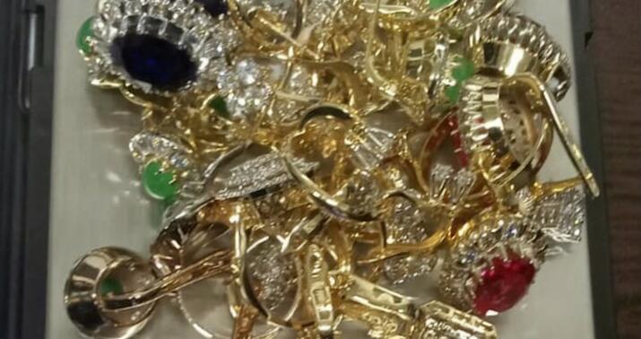 Külli miqdarda qızıl-zinət əşyalarını ölkədən çıxarmq istədilər