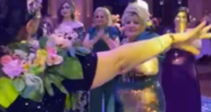 Elza Seyidcahanın keçmiş baş nazirin həyat yoldaşı ilə rəqsi... -