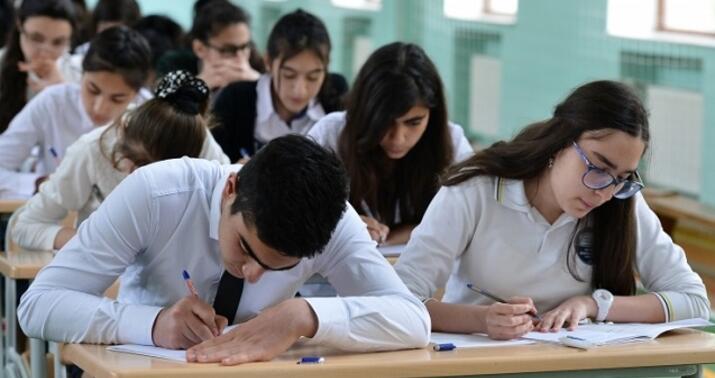 IX sinif şagirdləri buraxılış imtahanı verdi: