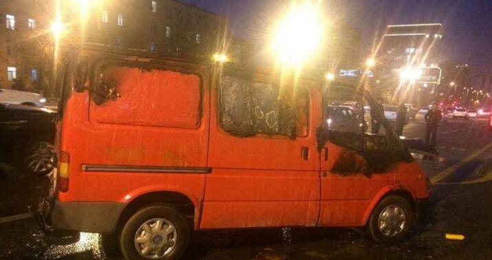 Bakıda mikroavtobus yandı