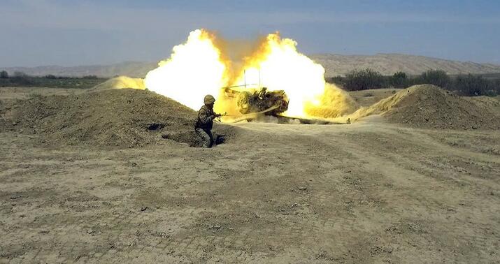 Raket və artilleriya bölmələrində döyüş atışlı taktiki təlimlər keçirildi -