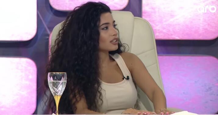 Tanınmış müğənni efirdə pis vəziyyətə düşdü -