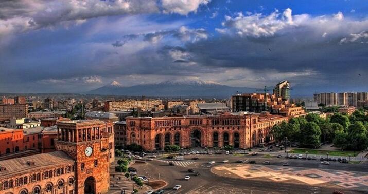 Millət vəkilindən ermənilərə ismarış: "İrəvanda səngər qazın" -