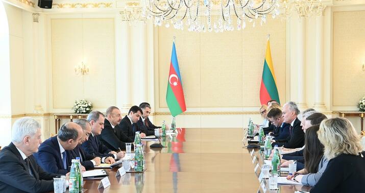 Prezidentlərin geniş tərkibdə görüşü oldu -