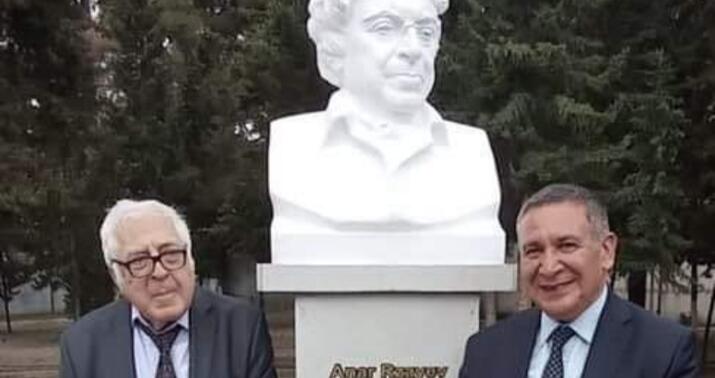 Yazıçı Anar büstünü ziyarət etməsindən danışdı: