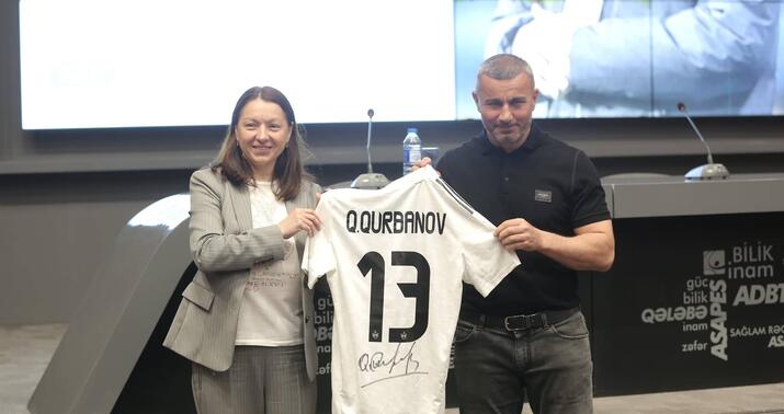 Qurbanov Vasilevaya forma hədiyyə etdi