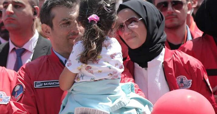 Səlcuk Bayraktar xanımı və qızı ilə Bakıda -