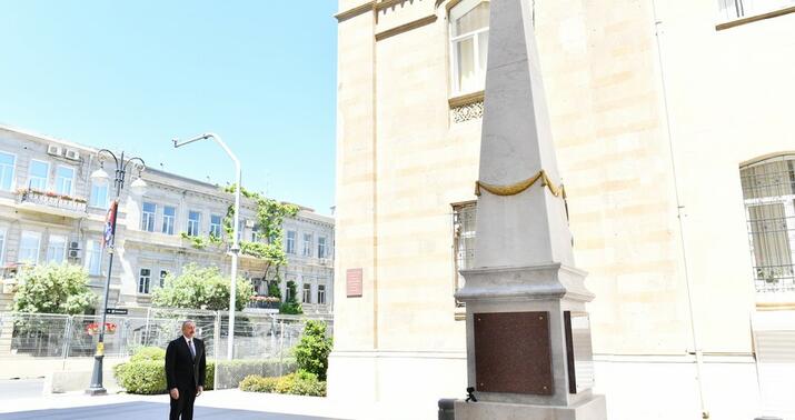 İlham Əliyev  AXC-nin şərəfinə ucaldılmış abidəni ziyarət etdi