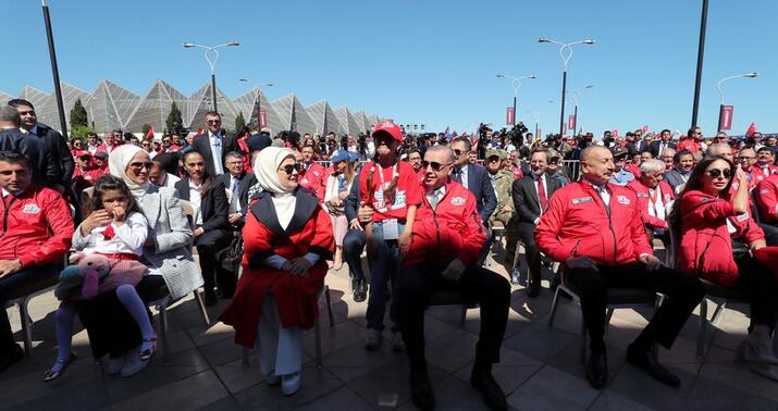 Prezidentlər "Türk ulduzları" və "Solotürk" qruplarının çıxışlarını izləyirlər