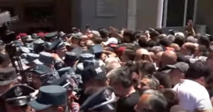 İrəvanda ara qarışdı: Polis-vətəndaş toqquşması başladı –