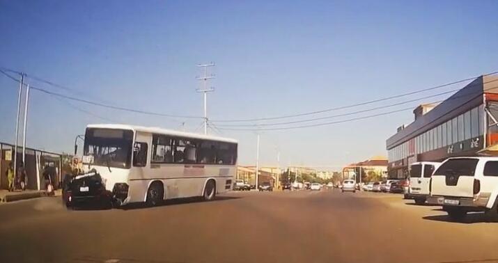 Bakıda avtobusun qəza anı kameralara düşdü -