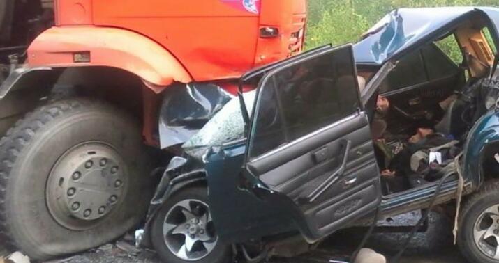 Avtomobil “KamAZ”la toqquşdu -