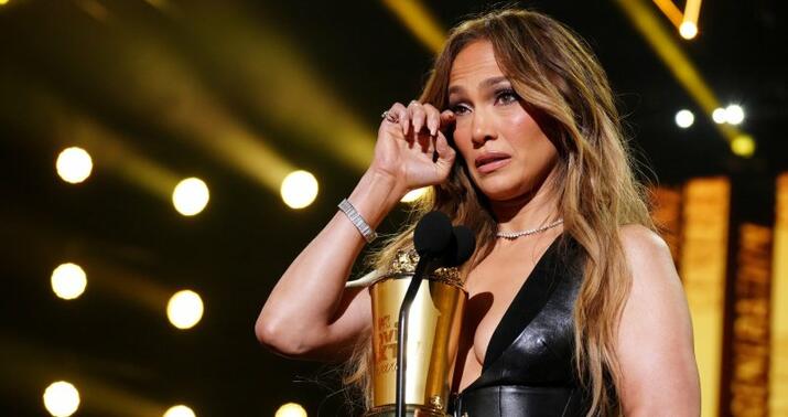 Cennifer Lopez səhnədə göz yaşlarını saxlaya bilmədi