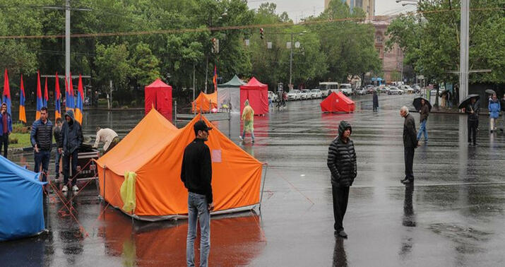 Erməni revanşistlər meydanı boşaldır
