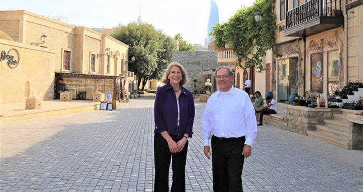 Blinkenin köməkçisi İçərişəhərdə -