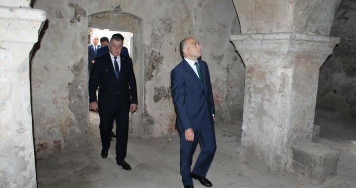 Anar Kərimov Sabirabadda tarixi tikiliyə baxış keçirdi -