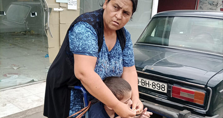 Bərdədə daha bir nənə xəstə nəvəsini diləndirir