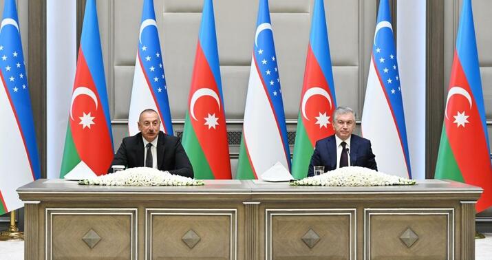 Özbəkistan prezidenti Füzulinin əlyazmalarından birini İlham Əliyevə hədiyyə etdi