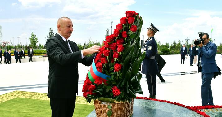 İlham Əliyev Daşkənddə Müstəqillik abidəsini ziyarət etdi -