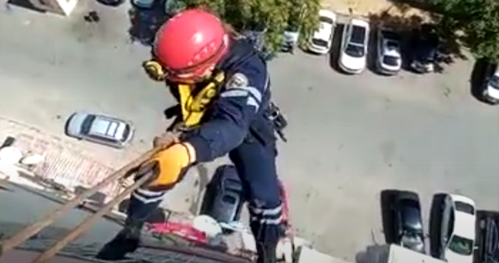 FHN özünü damdan atmaq istəyən şəxsi xilas etdi -