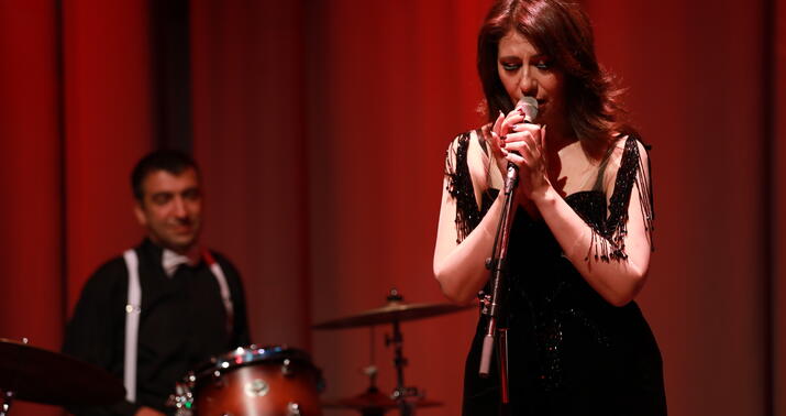 Canlı caz, içki və sevgi: "Təki Lara varlı kişiyə ərə getsin..."  -