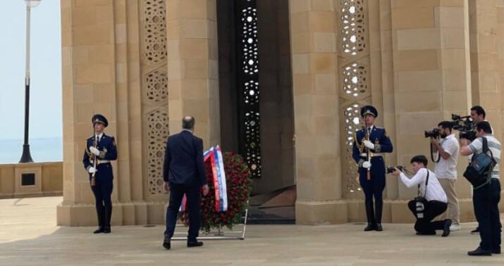 Sergey Lavrov Şəhidlər xiyabanını ziyarət etdi -