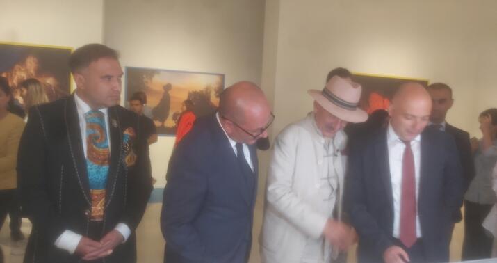 Mədəniyyət naziri Rza Diqqətinin sərgisində...-