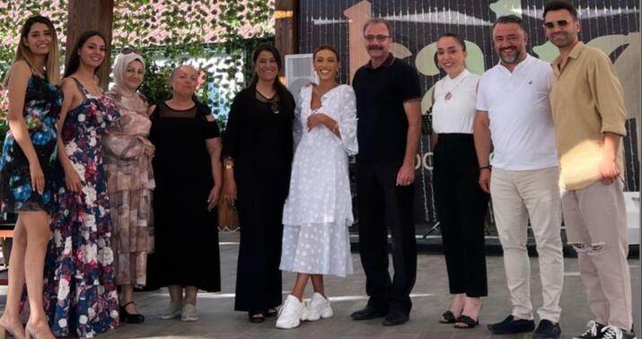 Röya Ayxan gəlinlərinin ailəsiylə...-